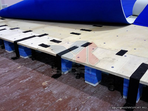 Помост гимнастический пружинный для с/г, 13x13x0,135м., фанера 15мм., пружины Ø 4мм.